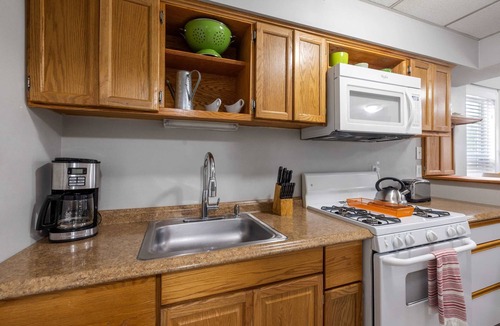 Manchester Apartment | Bright & Chic 1st Flr Studio - Short-Midterm Stays