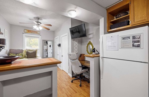 Manchester Apartment | Bright & Chic 1st Flr Studio - Short-Midterm Stays