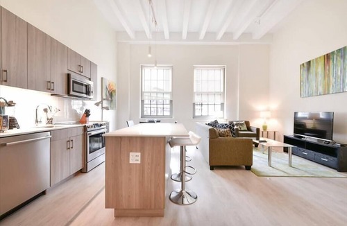 Chinatown Apartment | Bright & Clean 1BR |Full Kitchen & Laundry| Downtown