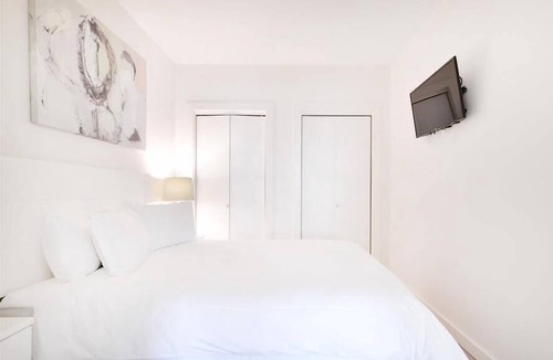Chinatown Apartment | Bright & Clean 1BR |Full Kitchen & Laundry| Downtown