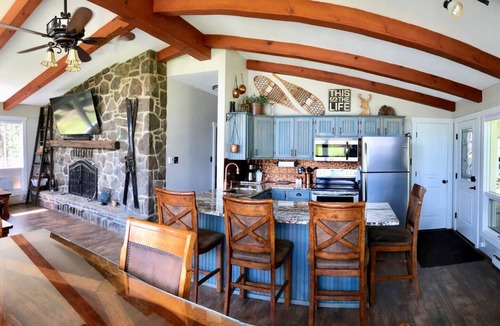 Donegal Ski Chalet | Bright & Clean Chalet with Hot Tub