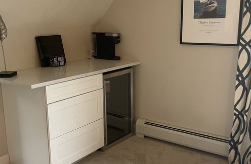 Stratham Apartment | Bright Clean Comfortable Apartment/Studio Sleeps 4