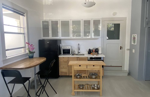 Southwest Berkeley Apartment | BRIGHT,CLEAN,MODERN-Perfect for Work, Getaway, Ask RE discount for Extended stay