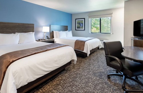 Midland Hotel | Bright, Clean Room w/Kitchen – Ideal for Work or Getaways!