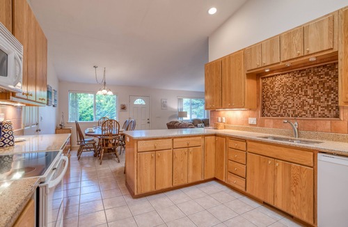 Beverly Beach House | Bright, Clean Single-Level Above Beverly Beach has a Master Suite and Hot Tub!