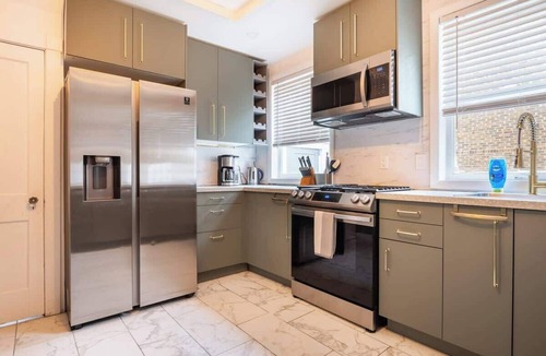 Wilmington Apartment | Bright, clean spacious 2 BR apt off street parking