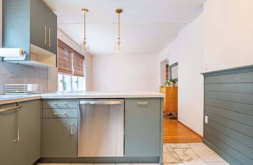 Wilmington Apartment | Bright, clean spacious 2 BR apt off street parking