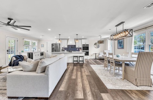 Wilmington House | Bright Coastal Getaway. Modern and Relaxing. Near Beaches.