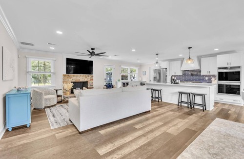 Wilmington House | Bright Coastal Getaway. Modern and Relaxing. Near Beaches.