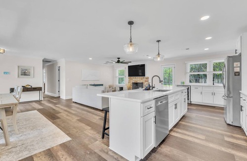 Wilmington House | Bright Coastal Getaway. Modern and Relaxing. Near Beaches.