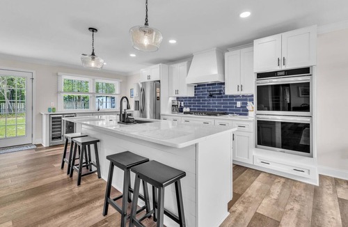 Wilmington House | Bright Coastal Getaway. Modern and Relaxing. Near Beaches.