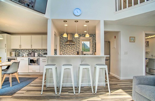 Mews Village Condo | Bright, Coastal Mashpee Condo Near the Commons