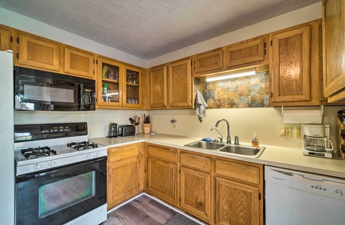 Villa West Cottage | Bright College Station Abode: 3 Mi to Kyle Field