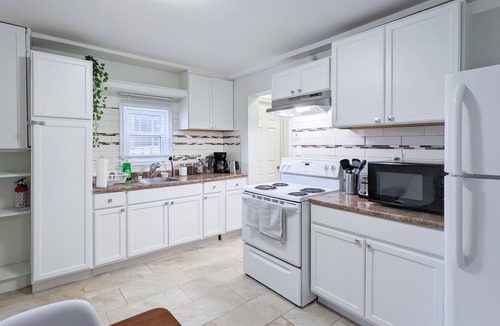 Windsor House | Bright & colorful downtown gem with free parking