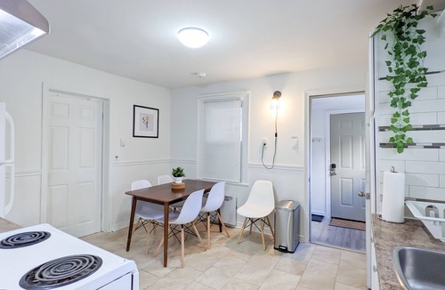 Windsor House | Bright & colorful downtown gem with free parking