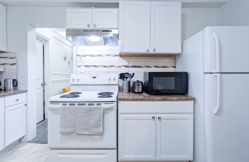 Windsor House | Bright & colorful downtown gem with free parking