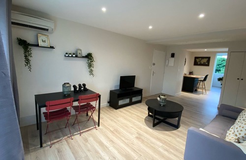 La Valette-du-Var Apartment | Bright, comfortable apartment near the beach