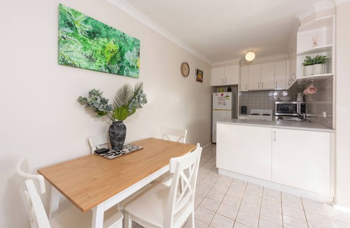 Northern Suburbs Apartment | Bright & Comfortable 1BR Unit in Trendy Brunswick!