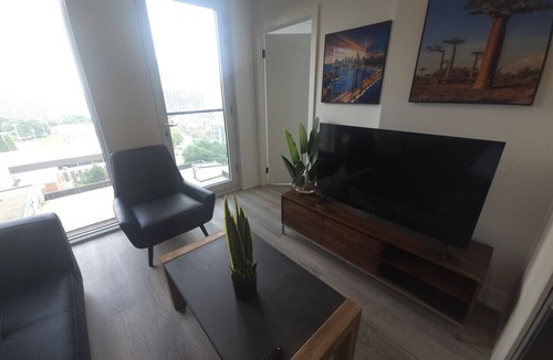 Downtown Toronto Apartment | Bright & Comfortable 2B Apartment | Elm Ledbury