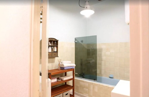 Avignon City Centre Apartment | Bright, comfortable apartment in old house