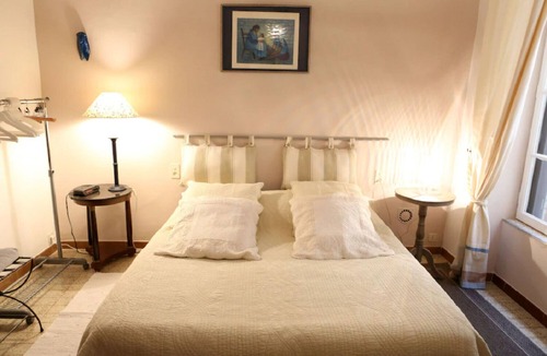 Avignon City Centre Apartment | Bright, comfortable apartment in old house