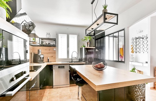 Sorgues House | Bright, comfortable cottage with whirlpool.