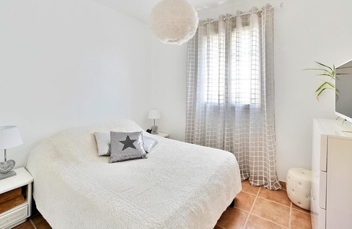 Sorgues House | Bright, comfortable cottage with whirlpool.