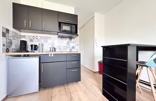 Teilhard Apartment | Bright, comfortable studio close to hospitals
