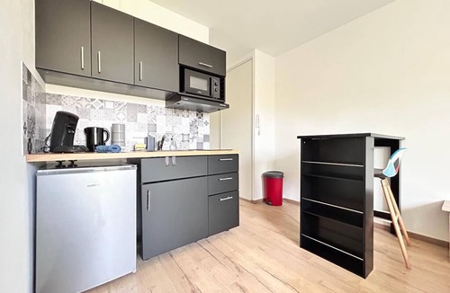 Teilhard Apartment | Bright, comfortable studio close to hospitals