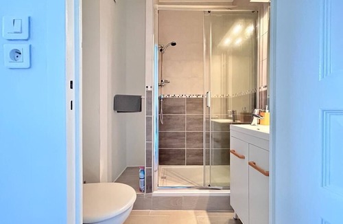 Teilhard Apartment | Bright, comfortable studio close to hospitals