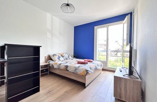 Teilhard Apartment | Bright, comfortable studio close to hospitals