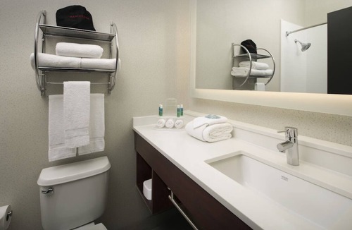 Ruckersville Hotel | Bright & Comfortable Room w/Ample Workspace for Business Travelers