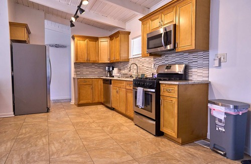 Buford Highway House | Bright & Comfy ~ 5 star Location~ Large Deck Oasis