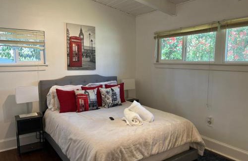 Buford Highway House | Bright & Comfy 5 star Location Large Deck Oasis