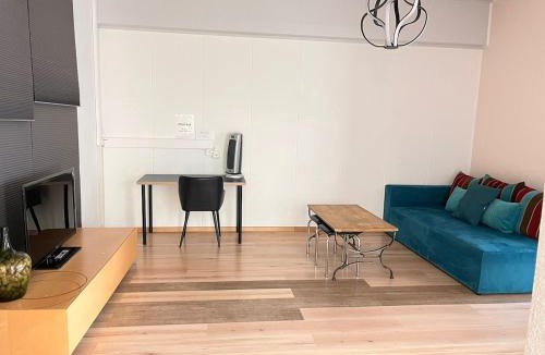 Uster District Apartment | Bright, comfy, industrial looking