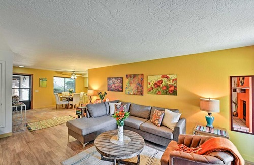 Oak Creek Apartment | Bright Condo with Pool Access and Patio Less Than 8Mi to Sedona