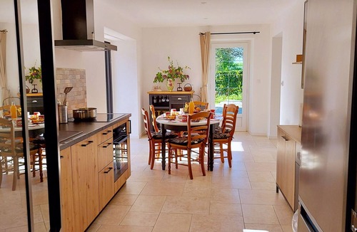 Mee Cottage | Bright cottage for 6, ping-pong, hiking, near Craon
