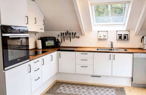 Øksenmølle House | Bright Cottage with Hot Tub