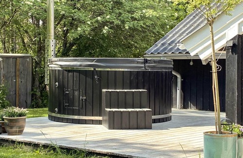 Øksenmølle House | Bright Cottage with Hot Tub
