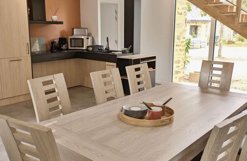 Andouille Cottage | Bright cottage with heated pool and PMR access, near Laval