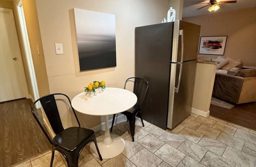 DeBaliviere Place Apartment | Bright & Cozy 1BR Walk to Forest Park