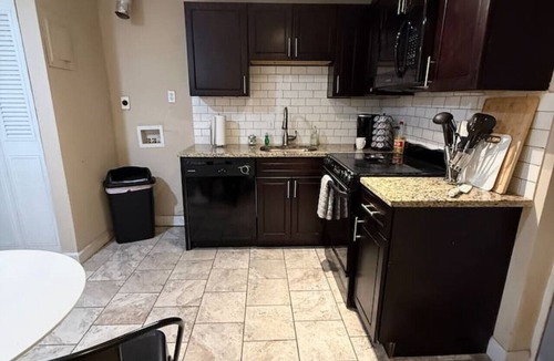 DeBaliviere Place Apartment | Bright & Cozy 1BR Walk to Forest Park