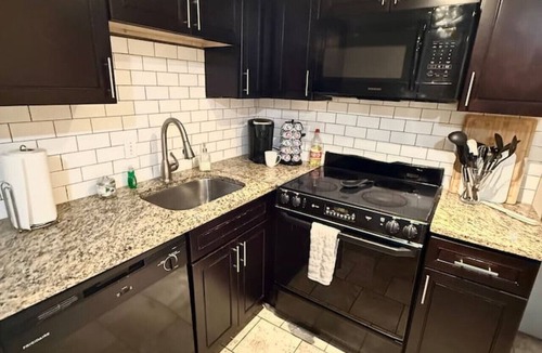 DeBaliviere Place Apartment | Bright & Cozy 1BR Walk to Forest Park