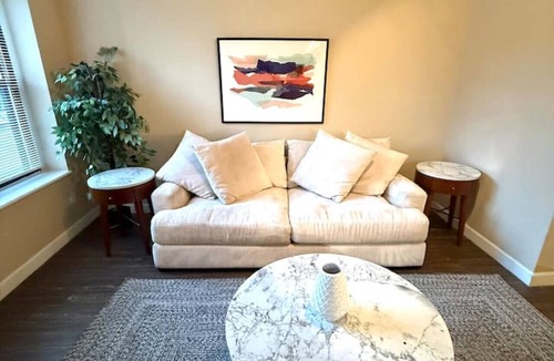 DeBaliviere Place Apartment | Bright & Cozy 1BR Walk to Forest Park