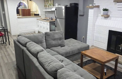 Brampton House | Bright & Cozy 2-Bedroom Main Floor Suite