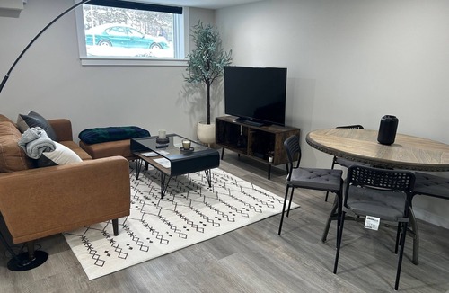 Northwest Calgary House | Bright & Cozy 2-Bedroom Suite