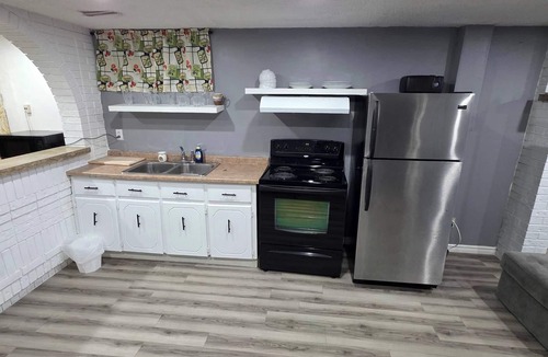 Brampton House | Bright & Cozy 2-bedroom Main Floor Suite
