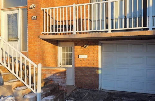 Brampton House | Bright & Cozy 2-bedroom Main Floor Suite