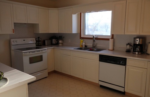 Gimli House | Bright, Cozy, 2 Bedroom vacation hom w/deck - 4 blocks from beach!
