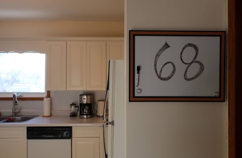 Gimli House | Bright, Cozy, 2 Bedroom vacation hom w/deck - 4 blocks from beach!
